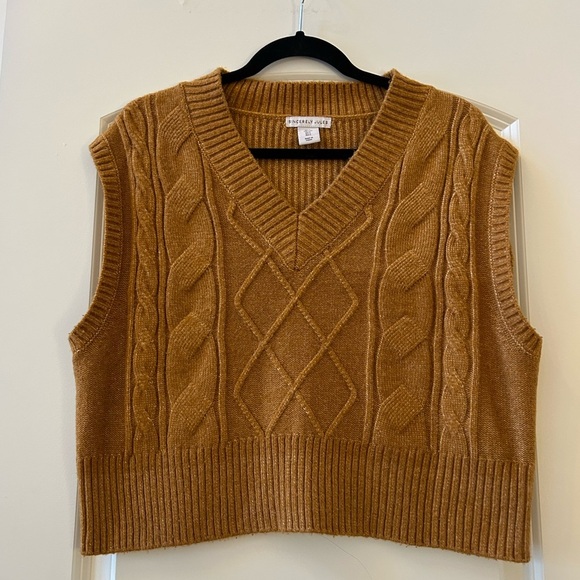Sincerly Jules Sweaters - Sincerely Jules copped cable knit v neck vest. Size L. Soft and thick.